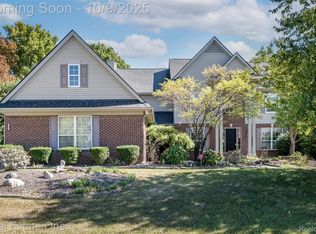 785 Akehurst Ln, White Lake, MI 48386