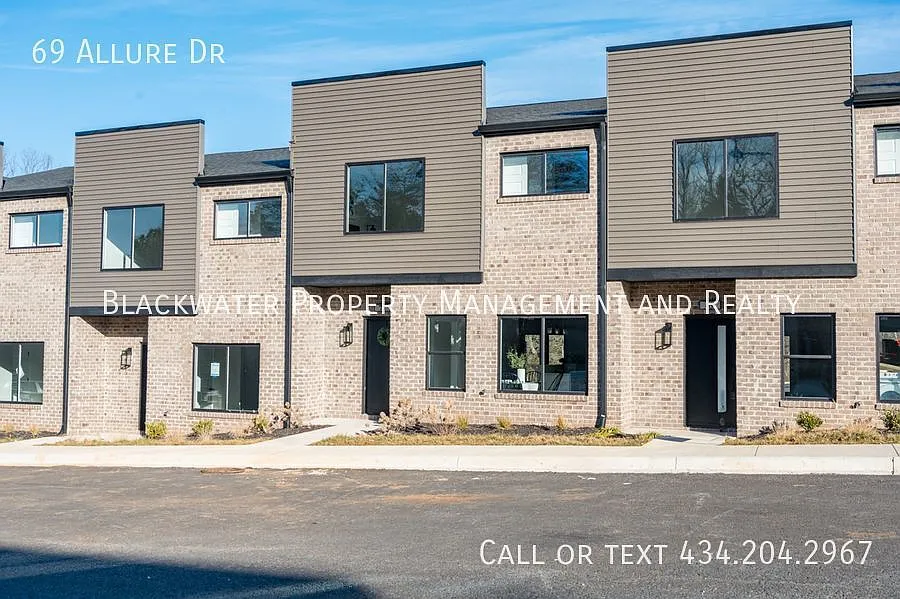 Move In Special! Receive 1/2 off your first full months rent! 3 Bedroom Townhome in The Allure To... — Photo 3
