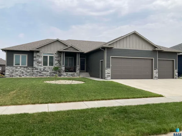 124 Bedrock Cir, Harrisburg, SD 57032