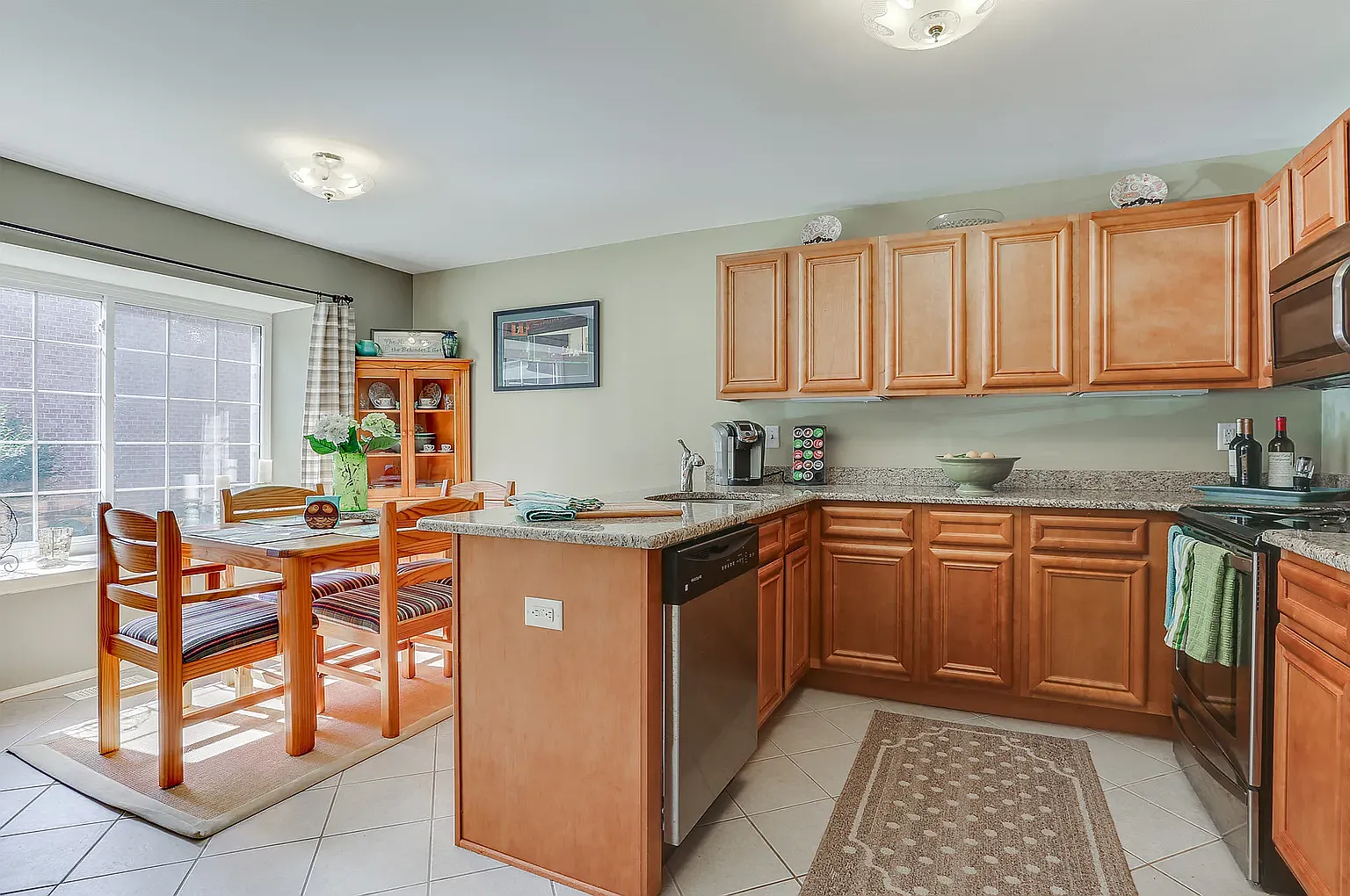 3 bed, 3.5 bath, 2400 sqft, $3,000 — Photo 3