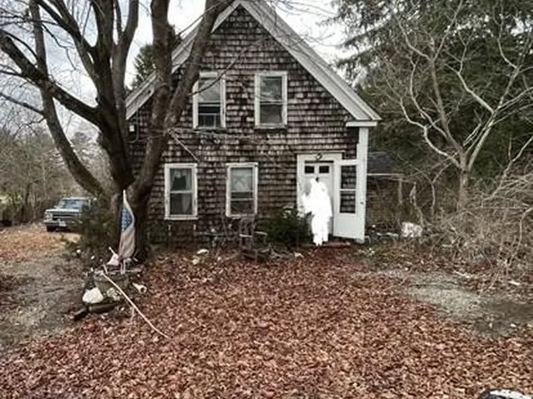 135 Plymouth St, Carver, MA 02330