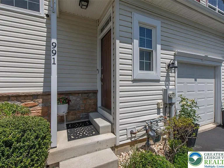 991 King Way — Photo 3