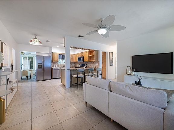 5th image of 1462 SW 16th Terrace