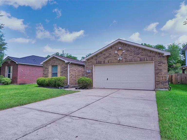 2923 Mustang Meadow Ln — Photo 2
