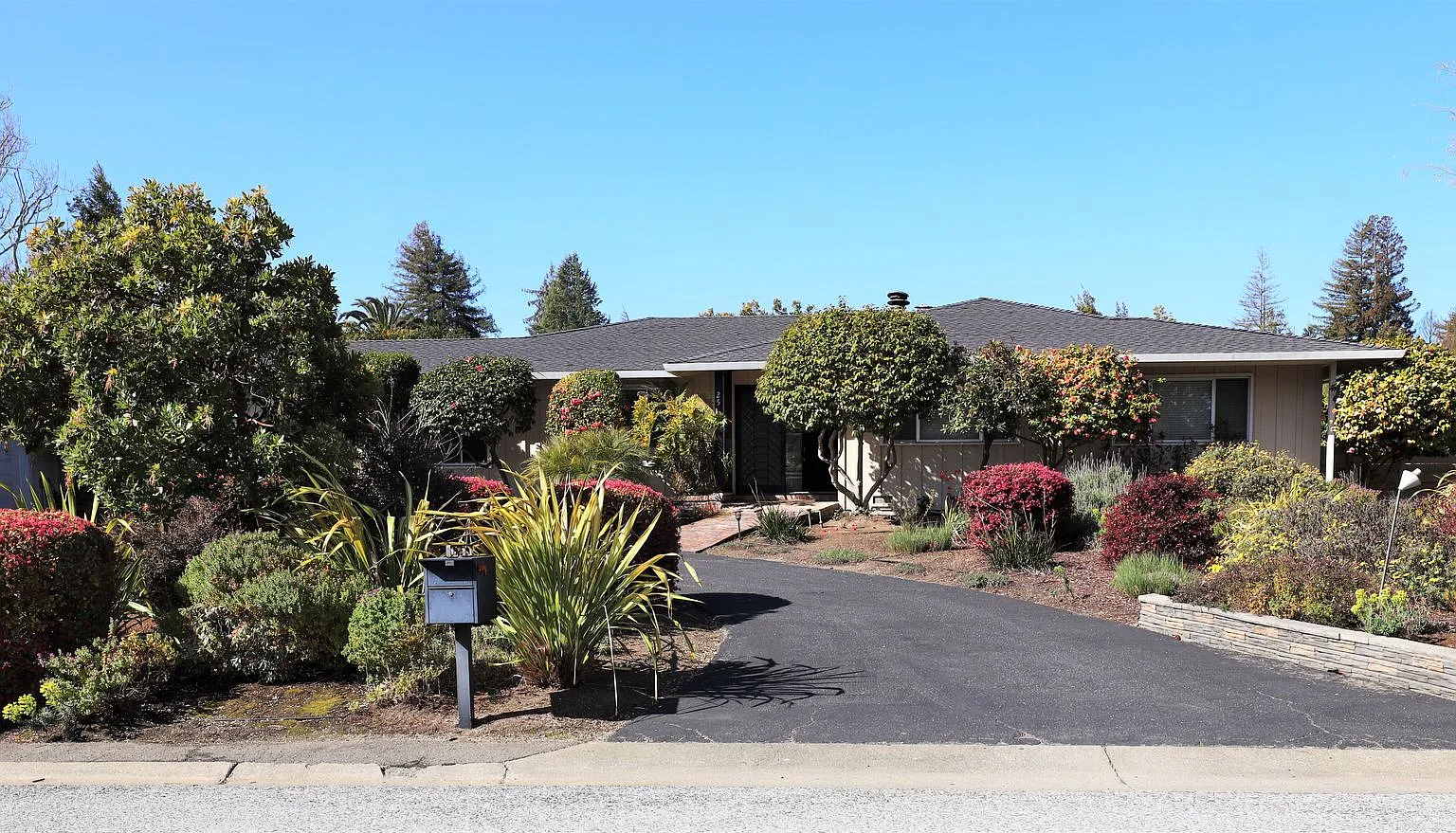 Spacious 4 bed/3 bath house near Downtown Burlingame available NOW! — Photo 1