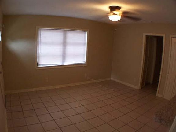 3rd image of 3047 N Detroit Cir