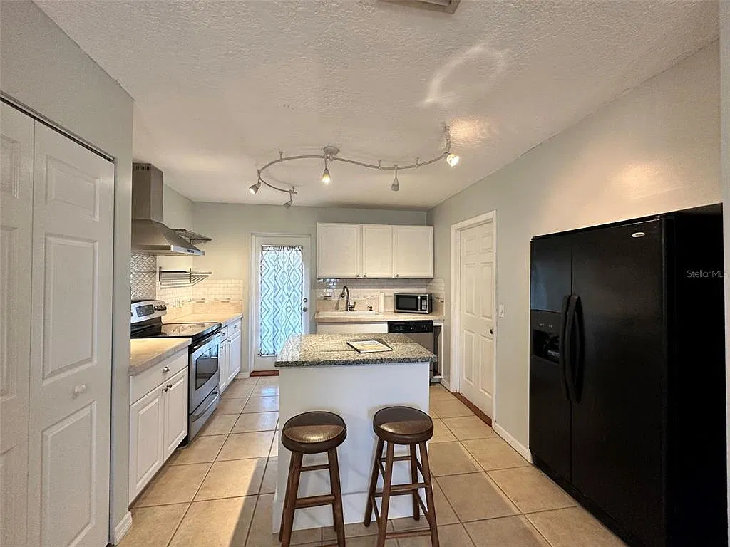 3 bed, 2.0 bath, 1203 sqft, $1,595 — Photo 3