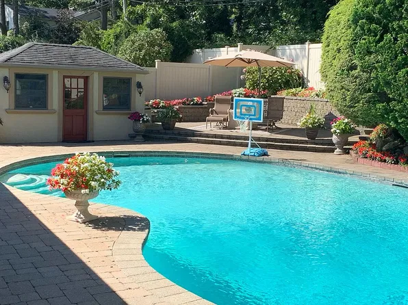 21 Newport Dr, Plainview, NY 11803