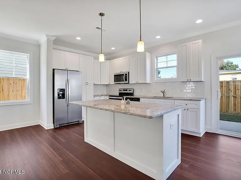 1007 Campbell St — Photo 8
