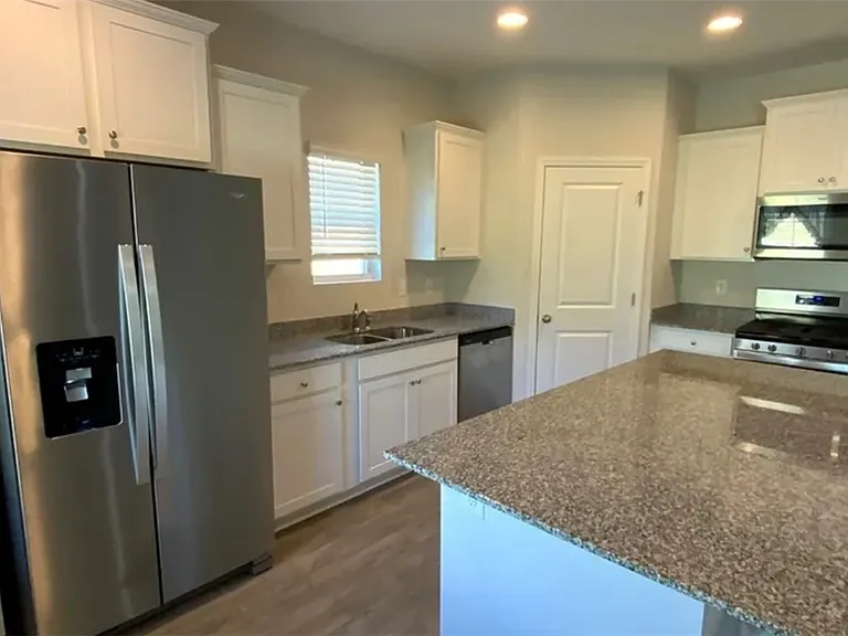 1044 Fairfield Dr — Photo 8