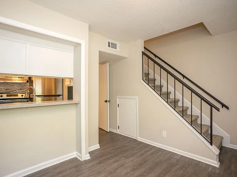 Beautiful Chesney Woods Townhomes — Photo 27