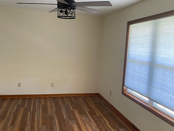 3rd image of 376 Schoolhouse Ln