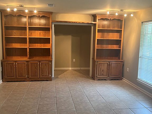 3rd image of 2105 Waynewood Dr