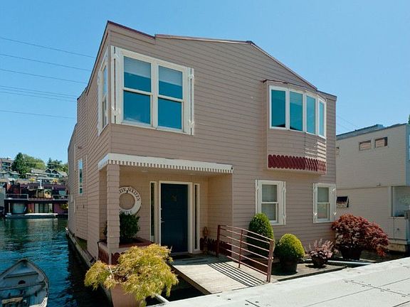 Urban waterfront living does not get more delightful. This elegantly designed & well-conceived floating home on The Reef has a lovely dock-side presence that welcomes you & your visitors.