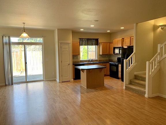 4th image of 293 NW Glencory St