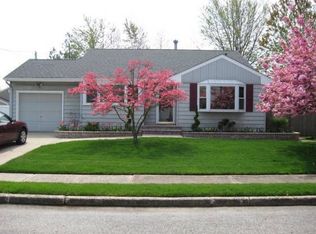13 Johnson Pl, Lindenhurst, NY 11757