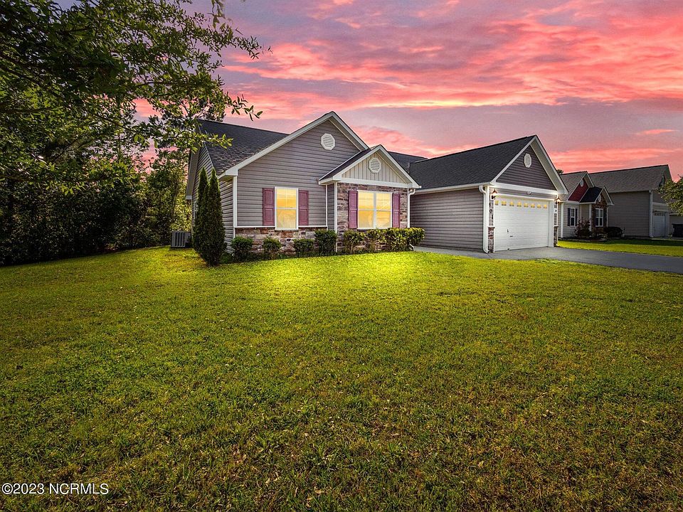 1st image of 401 Hidden Oaks Dr
