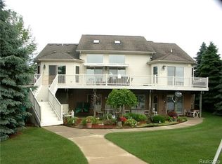 8955 Sandy Ridge Dr, White Lake, MI 48386