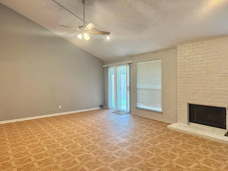 10422 Eagle Glen Dr — Photo 11