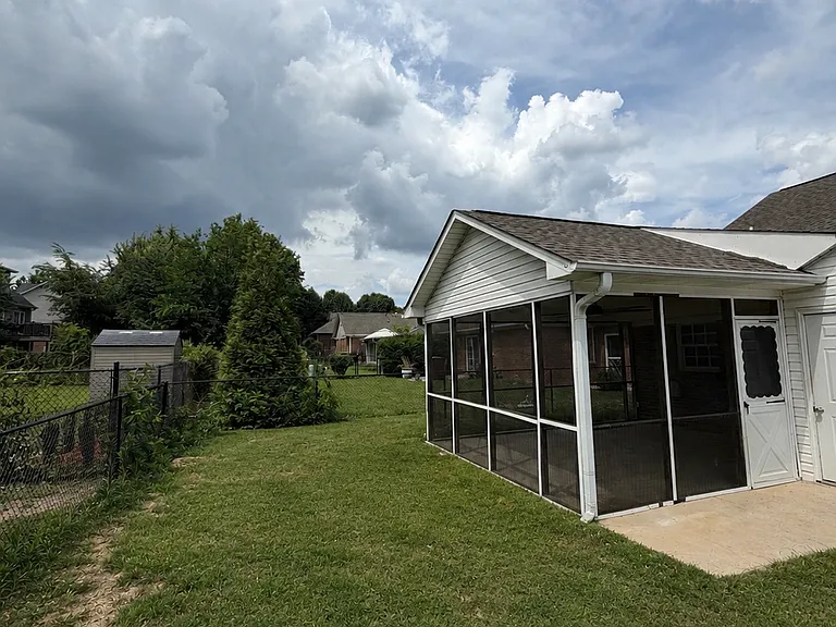 334 W Pointe Dr — Photo 21