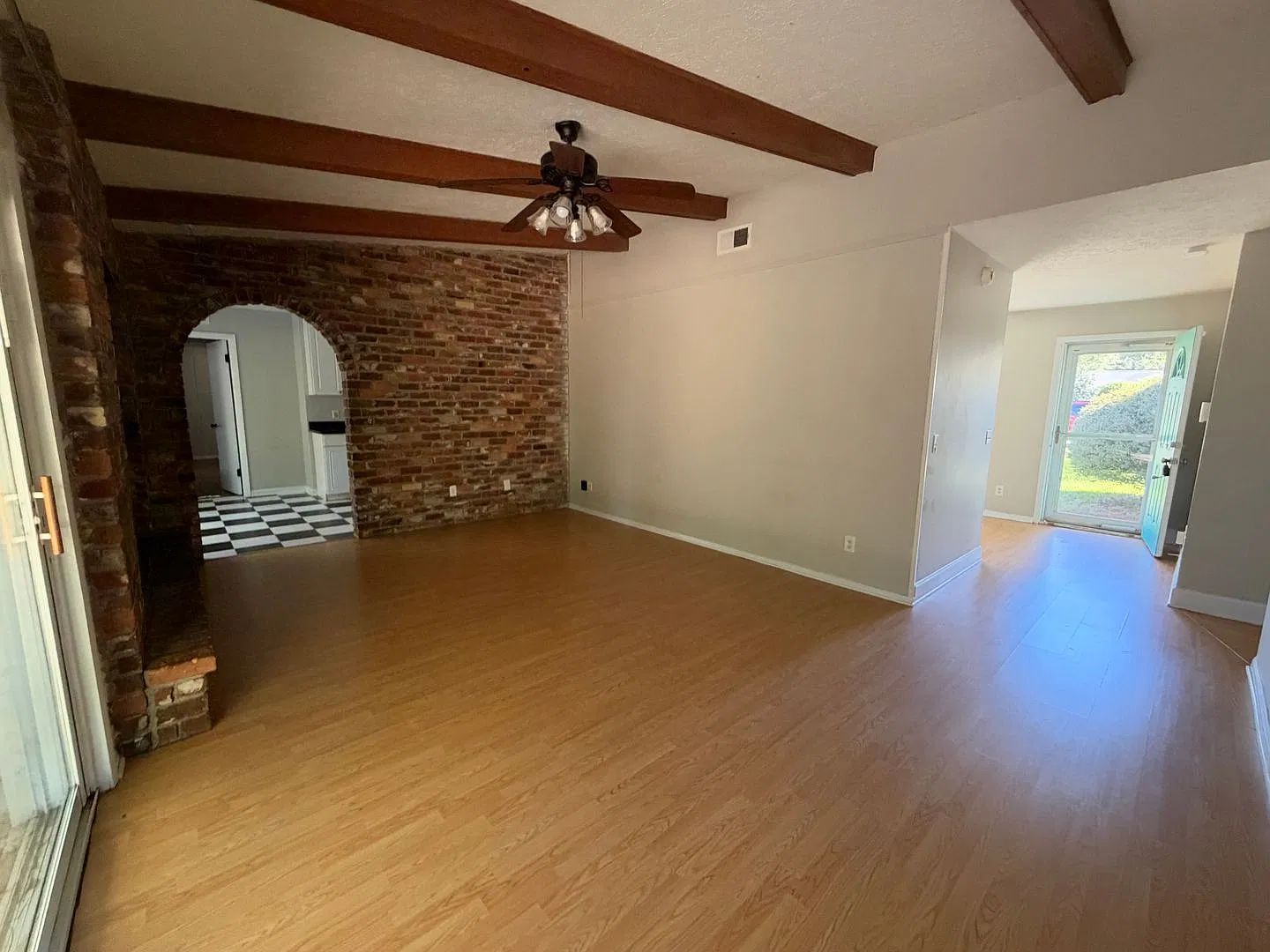 Beautiful 3 bedrooms, 2 full bathrooms, all-brick, ranch-style home — Photo 3