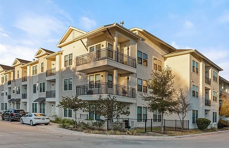 Lakeline Crossing Apartments — Photo 3