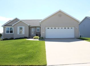 1801 Quail Ridge Rd, Cedar Falls, IA 50613