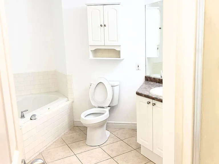 962 Queensborough Ct — Photo 3