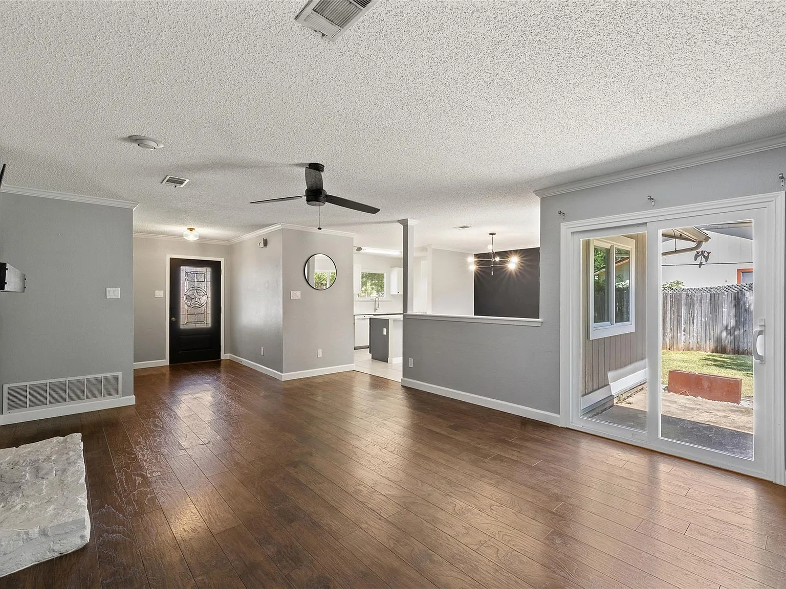 3 bed, 2.0 bath, 1361 sqft, $2,400 — Photo 2
