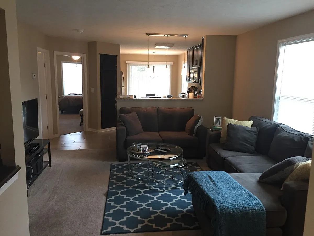 Living room with tenant furnishing - 1521 Meadowbrook Blvd