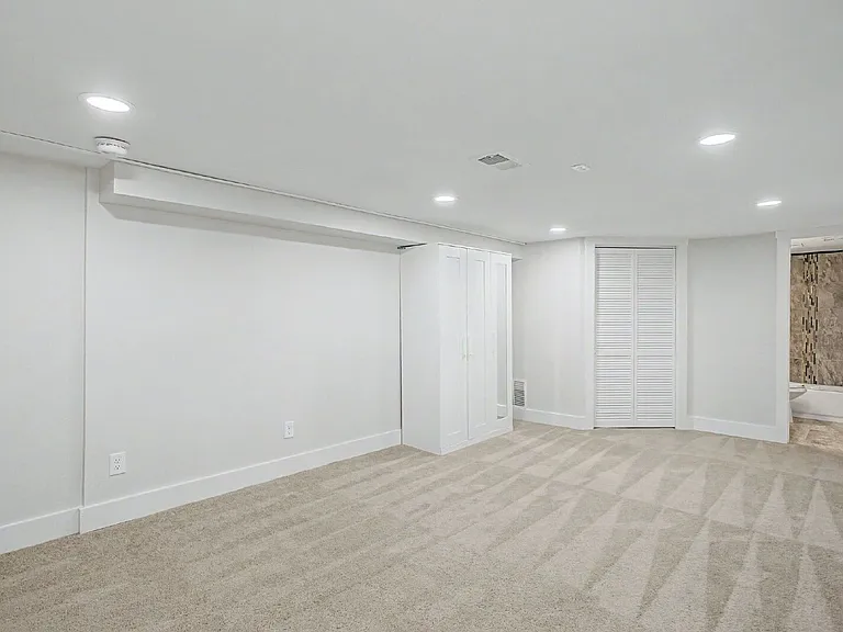 1230 N Logan St — Photo 33