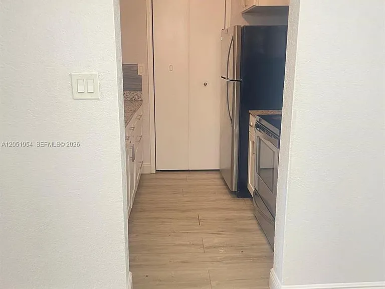 927 Riverside Dr #320 — Photo 2
