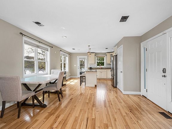3rd image of 821 Merrimack Ave