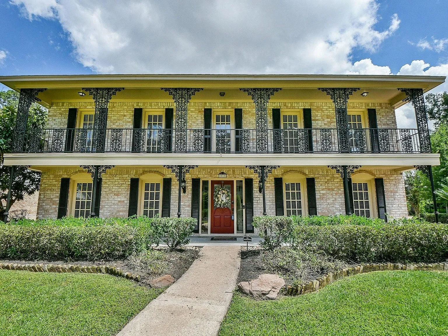 4 bed, 2.5 bath, 2900 sqft, $2,800 — Photo 1