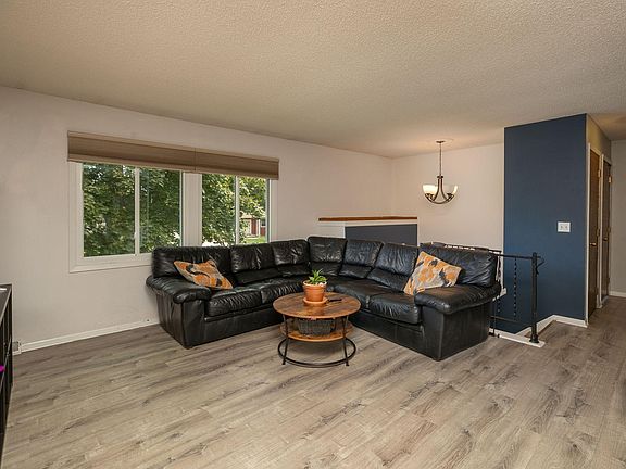 4th image of 205 8th Ave NE