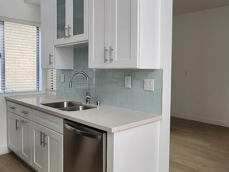12340 Rochester Ave — Photo 9
