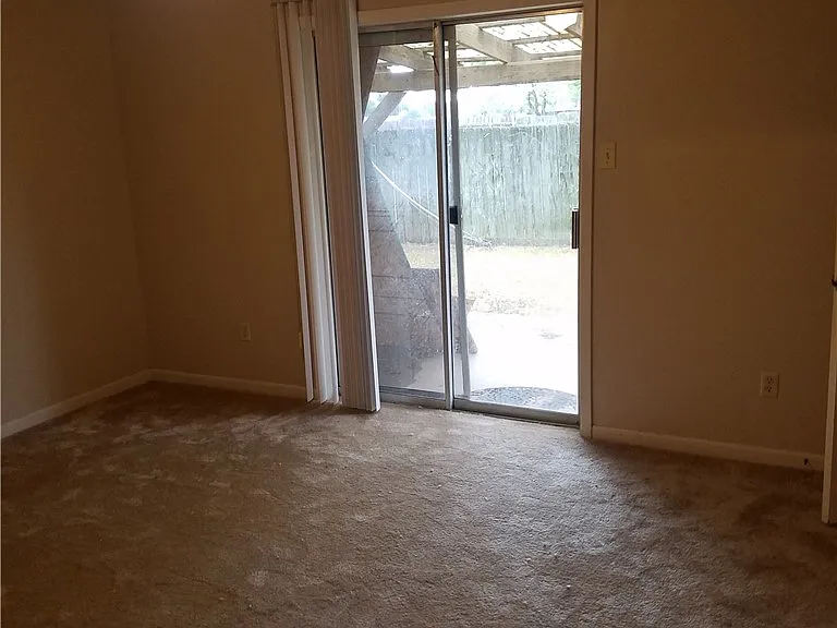414 Brentwood Dr E — Photo 6