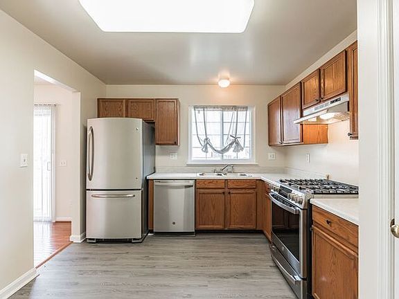 4th image of 8566 Kingsway Dr