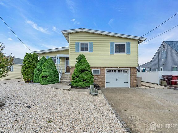 4th image of 87 Ronald Ave S
