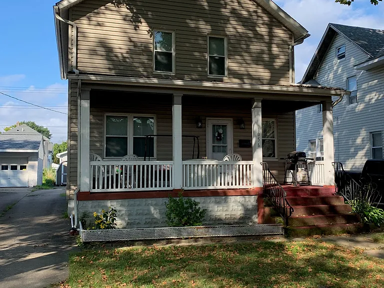 1056 Smithson Ave — Photo 1