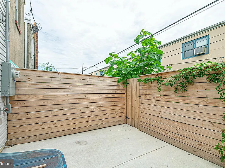 2137 Cross St — Photo 2