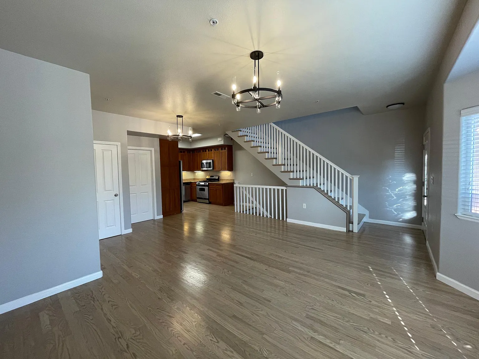 3 bed, 2.5 bath, 1600 sqft, $5,675 — Photo 3