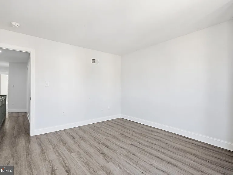 1406 S Allison St — Photo 17