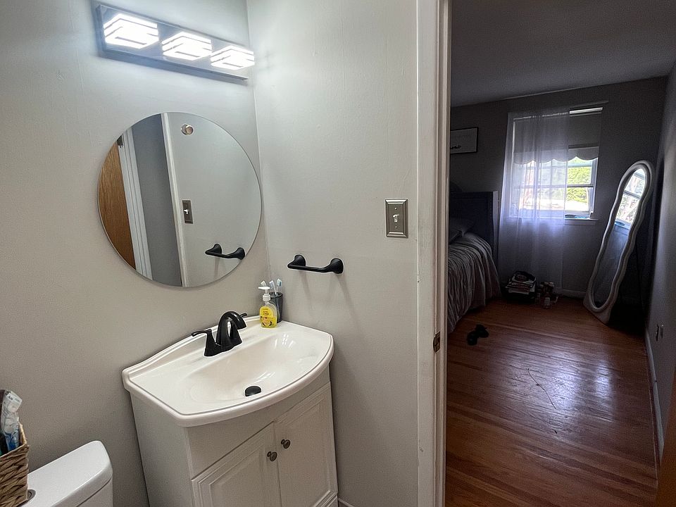 Full bathroom in master bedroom