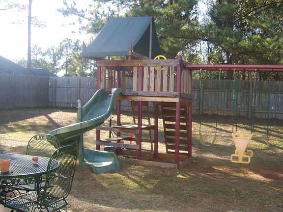 Swing Set (stays w/ house)