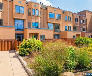 312 Franklin Ct, Edgewater, NJ, 07020