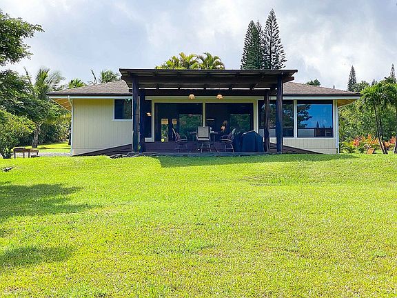 Stunning lanai in back