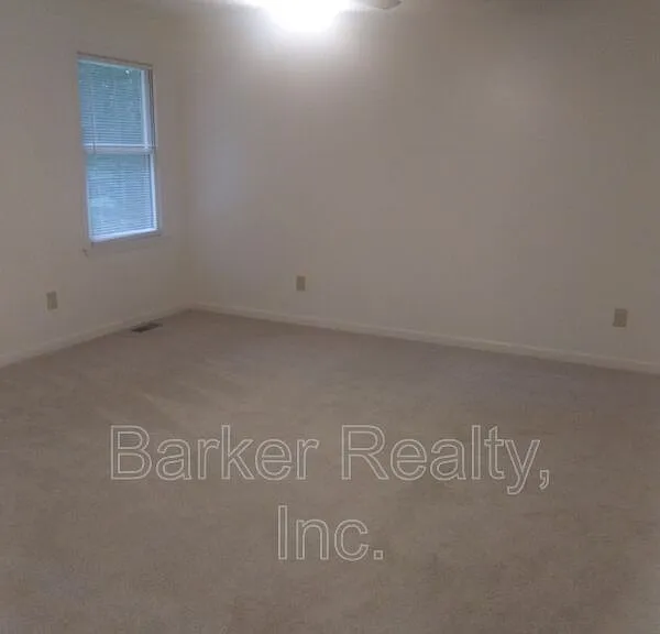 1506 Macdonald Ave — Photo 4