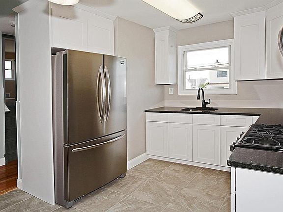 4th image of 70 Archer Ave S