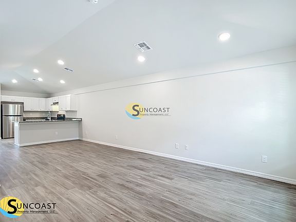 4th image of 109 E Harvard St